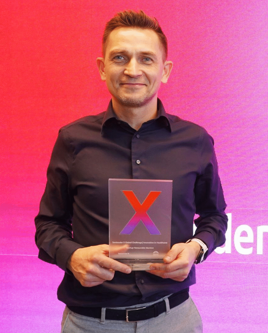 Szczepan Czyczerski during the awards ceremony, holding the Honorable Mention statue is his hands